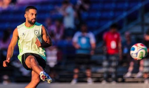 لاعب المنتخب الأردني علي علوان خلال تدريبات المنتخب قبل مباراته مع النمسا في كأس العالم 2026