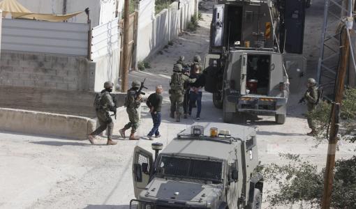 جنود الاحتلال يعتقلون عددا من الشبان بوقت سابق في الضفة الغربية