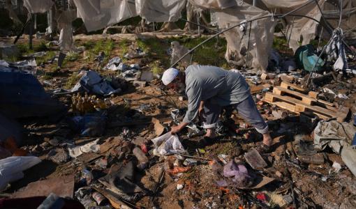 فلسطيني يتفقد الحطام بموقع غارة إسرائيلية في خانيونس جنوب قطاع غزة 29/5/2026 | أسوشييتد برس