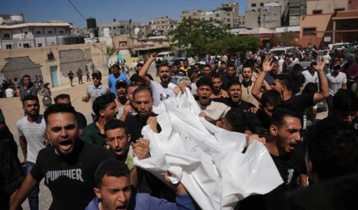 فلسطينيون يشيعون شهيدا إثر غارة جوية إسرائيلية في خانيونس جنوب غزة 8/6/2026 | أسوشيتيد برس
