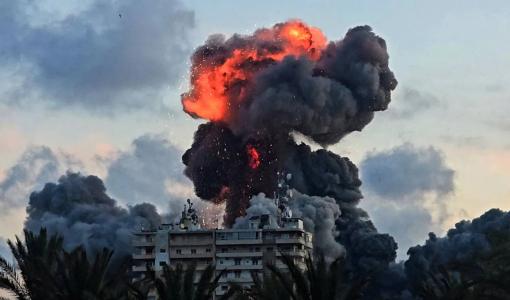 كرة نار ودخان يتصاعدان من مبنى استهدفته غارة إسرائيلية في مدينة صور جنوب لبنان 9/6/2026 | وكالة الأنباء الفرنسية