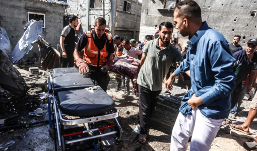 فرق الدفاع المدني الفلسطيني في موقع غارة إسرائيلية استهدفت خانيونس جنوب غزة 14/6/2026 | وكالة الأنباء الفرنسية