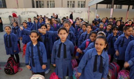 طالبات  خلال الطابور الصباحي في إحدى المدارس الحكومية