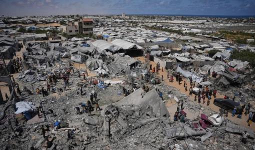 خيام نازحين وسط انقاض مباني دمرتها غارات الاحتلال الإسرائيلي في خانيونس جنوبي قطاع غزة | أسوشيتد برس