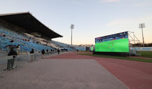 شاشات مخصصة لعرض مبارايات المنتخب الوطني لكرة القدم في مدينة الحسين للشباب | أرشيفية