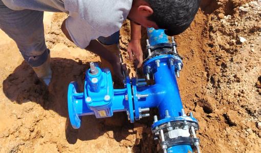 أحد العاملين في  مديرية مياه البادية الشمالية يقوم بتنفيذ ربطات على خطوط التزويد المائي لتزويد منطقة الدفيانة | وزارة المياه والري