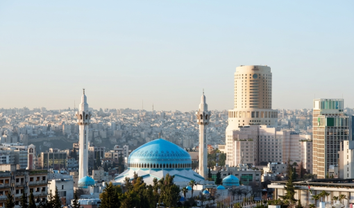 مشهد عام للعاصمة عمان ويظهر مسجد الملك المؤسس عبد الله بن الحسين ومن خلفه فندق الرويال