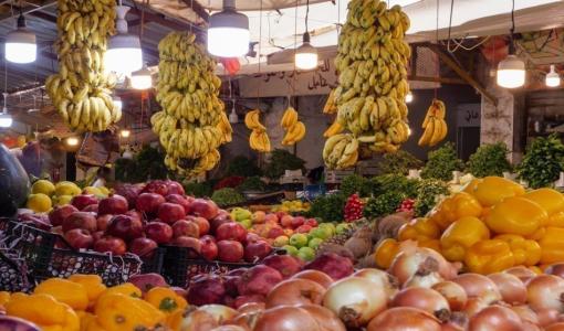 فواكه وخضراوات داخل أحد المحال التجارية