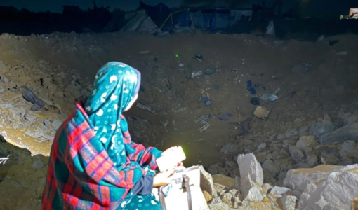 فلسطينية تبيت ليلتها في العراء بعد استهداف الاحتلال خيام النازحين في حي الشيخ عجلين 23/6/2026