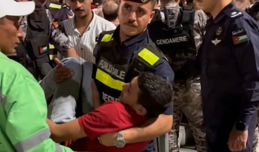 أحد مرتبات الأجهزة الأمنية ينقل شابا بعد إصابته خلال حالة تدافع شهدها المدرج الروماني 23/6/2026 | مواقع التواصل