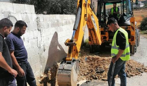 كوادر سلطة المياه خلال إزالة اعتداءات على خطوط مياه في الزرقاء 24/6/2026 | وزارة المياه والري