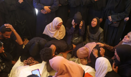 نساء غزيات يودعن جثمان الفتاة "إسلام موسى" و"شقيقها عبد الله" اللذين استشهدا في غارة جوية إسرائيلية بغزة 27/6/2026 | وكالة الأنباء الفرنسية