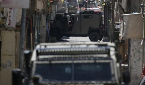 مدرعة لجيش الاحتلال تغلق طريقا داخل إحدى بلدات الضفة الغربية | الأناضول