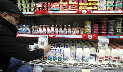 عامل في أحد المتاجر يضع وسما على منتجات صنعت في مستوطنات إسرائيلية للتحذير من شراءها