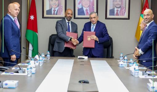 جانب من توقيع الجامعة الأردنية وشركة "رؤية عمّان"  اتفاقية لتركيب آلات استرجاع المواد القابلة لإعادة تدوير النفايات الصلبة 5/7/2026