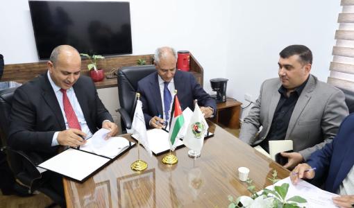 جانب من توقيع اتفاقية تمديد عقد استثمار وتشغيل خدمة تكسي المطار في مطار الملكة علياء الدولي 5/7/2026