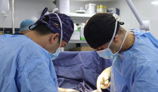 أطباء أردنيون خلال إجراء عملية جراحية في المستشفى الميداني الأردني نابلس/11