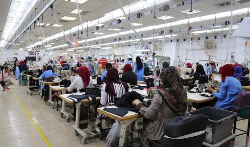 عاملات في أحد مصانع الألبسة | تعبيرية حبر