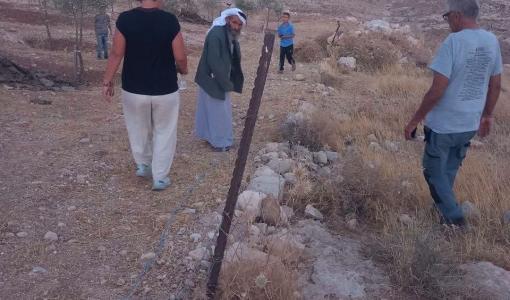 المزارع الفلسطيني إبراهيم الجبور يتفقد آثار تخريب سياج أرضه في منطقة حوارة بمسافر يطا جنوبي الخليل 30/7/2026 | فلسطين بوست