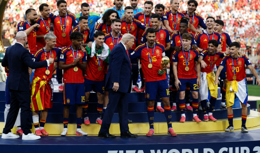 لحظة تتويج منتخب إسبانيا بطلا لكأس العالم 2026 ويظهر الرئيس الأمريكي دونالد ترامب وهو يتوجه إلى منصة التتويج 19/7/2026