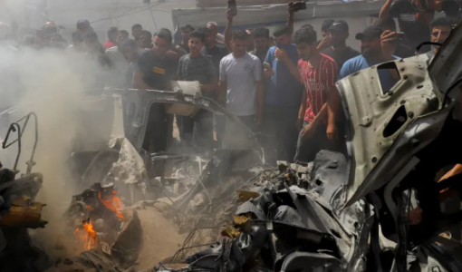 فلسطينيون يتفقدون موقع غارة للاحتلال الإسرائيلي استهدفت مركبة في مدينة غزة | رويترز