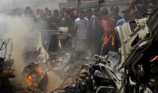 فلسطينيون يتفقدون موقع غارة للاحتلال الإسرائيلي استهدفت مركبة في مدينة غزة | رويترز