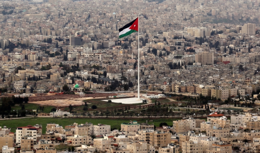 مشهد عام من العاصمة عمان ويظهر العلم الأردني على سارية كبيرة
