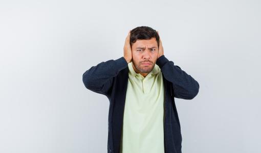 صورة تعبيرية لشخص يشكو من الإزعاج