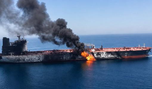 النيران تشتعل بناقلة نفط بعد إصابتها بمقذوف قبالة سواحل عُمان في مضيق هرمز 7/7/2026 | إكس