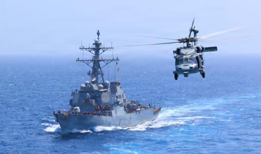 المدمرة الأمريكية دونالد كوك (DDG 75) تعبر بحر العرب بينما تحلق مروحية أم إتش-60 إس سي هوك بالقرب منها 18/7/2026