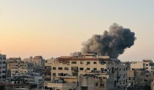 لحظة شن جيش الاحتلال الإسرائيلي غارة جوية استهدفت مسجدا في منطقة اليرموك بمدينة غزة 28/7/2026 | وكالة شهاب