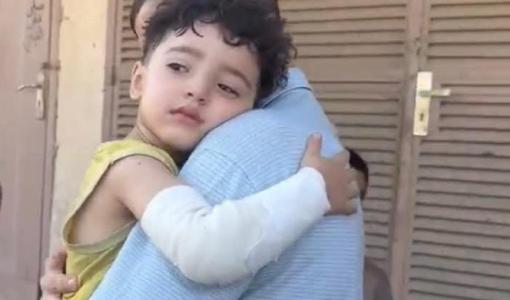 الطفل سامي عمر أبو قاسم الناجي الوحيد من قصف إسرائيلي استهدف شقة عائلته في دير البلح وسط قطاع غزة