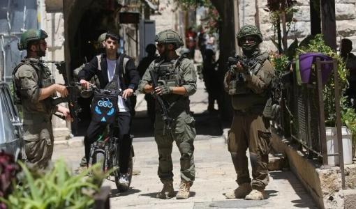 عدد من جنود الاحتلال يعيقون تحرك أحد الفتية في الضفة الغربية | الأناضول