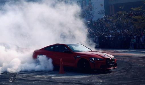 مركبة تقاد بطريقة استعراضية
