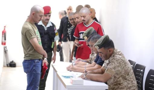 مجموعة من المكلفين لخدمة العلم في صف منتظم لإنهاء المعاملات الطبية والإدارية