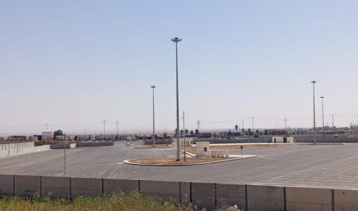 ساحة انتظار الشاحنات في مركز حدود جابر