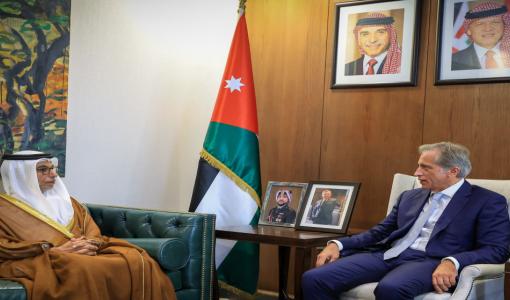 جانب من استقبال رئيس الوزراء جعفر حسان لمدير عام صندوق أبو ظبي للتنمية محمد السويدي