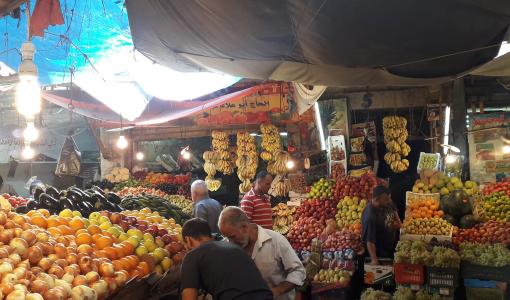 من سوق الخضار والفواكه في منطقة وسط البلد في عمان