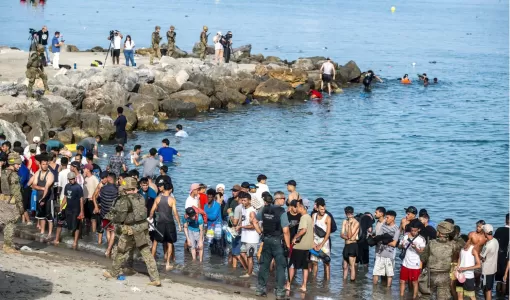 عناصر من الشرطة الإسبانية يوقفون مهاجرين حاولوا العبور من المغرب إلى سبتة | وكالة الأنباء الألمانية
