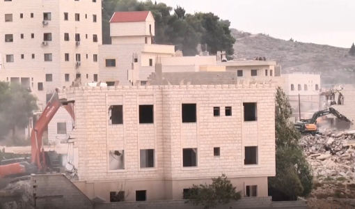 آليات الاحتلال خلال هدمها أحد المباني سابقا في نابلس