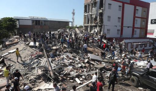 سكان وعمال إنقاذ يبحثون بين أنقاض مبنى منهار بعد أن ضرب زلزال مدينة كالي في كولومبيا 10/8/2026 | أسوشيتد برس