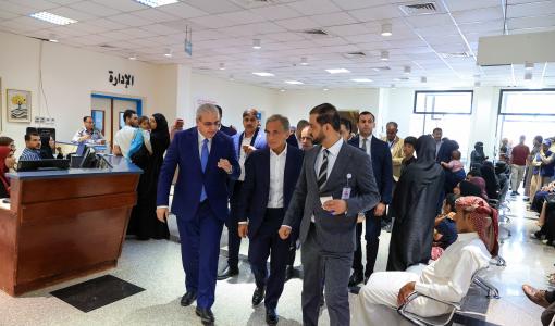جانب من زيارة رئيس الوزراء جعفر حسان لمستشفى البادية الشمالية