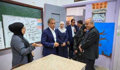رئيس الوزراء جعفر حسان يرافقه وزير التربية عزمي محافظة خلال زيارة تفقدية لمدرسة الحمراء الأساسية المختلطة في قضاء حوشا