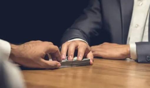 شخص يمد لشخص آخر مبلغا من المال