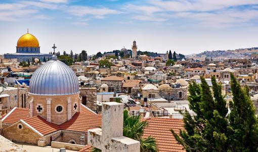 مشهد عام يجمع المقدسات الإسلامية والمسيحية في مدينة القدس المحتلة
