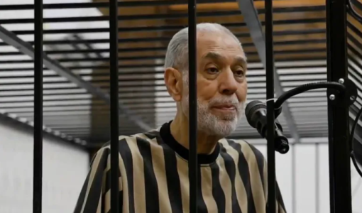 صورة لأحمد حسون أثناء محاكمته يوم 25 حزيران 2026 كما ظهرت في بث وزار العدل السورية للمحاكمة