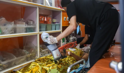 طفل مصاب إثر غارة جوية يصل إلى مستشفى ناصر في خانيونس جنوبي قطاع غزة | الجزيرة