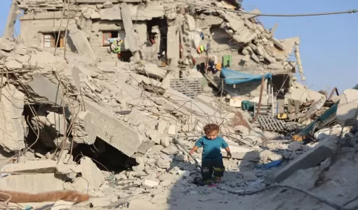 طفل يسير بين أنقاض مبان مدمرة في مخيم جباليا للاجئين الفلسطينيين شمال قطاع غزة | وكالة الأنباء الفرنسية