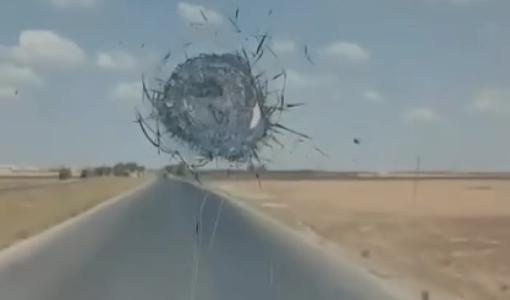 أضرار لحقت بزجاج إحدى الشاحنات إثر تعرضها لاعتداء داخل الأراضي السورية