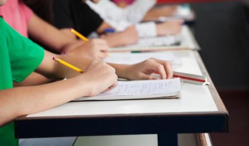 مجموعة طلاب على مقاعد الدراسة